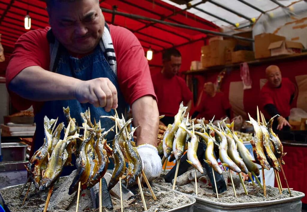 Pescados fritos en uno de las paradas del festival