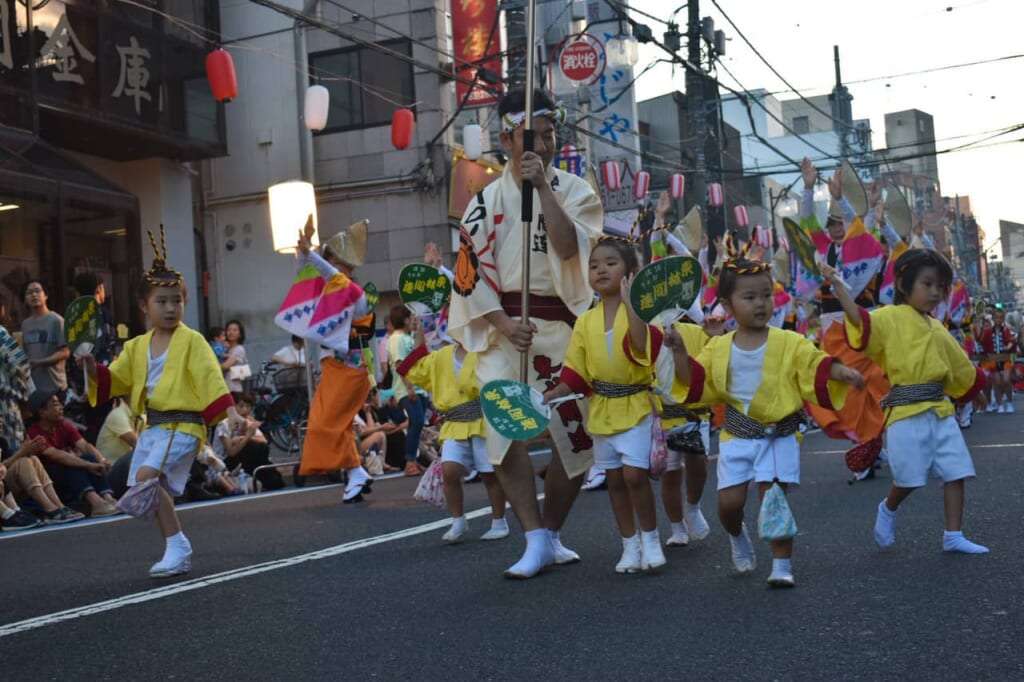 Niños bailando en el awa Odori