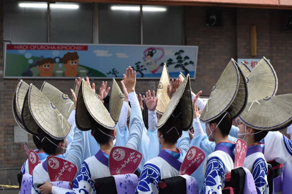 Los sombreros característicos de las bailarinas del Awa Odori