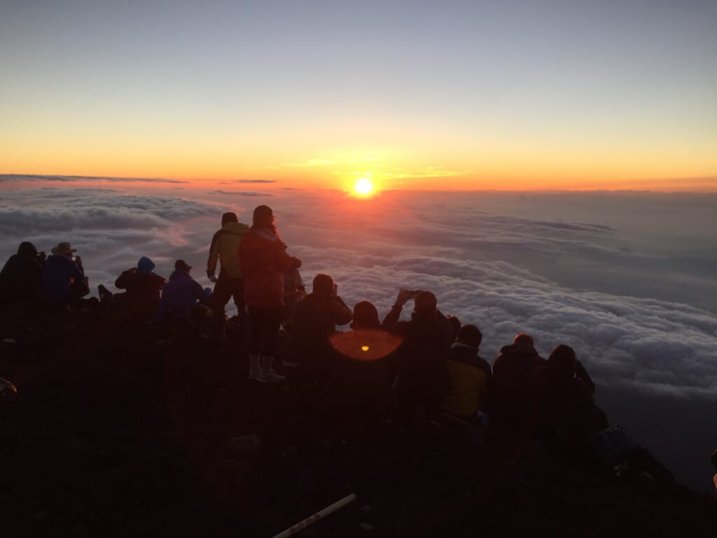 La salida del sol en la cima del Fuji