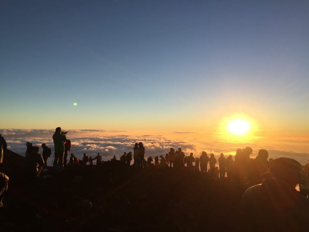 La salida del sol en el Monte Fuji