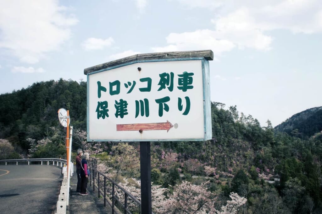 Cartel indicando donde está la estación desde el mirador