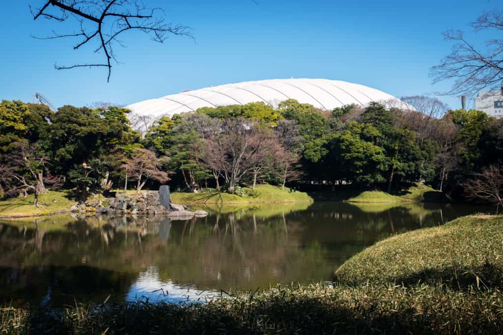 Vista general del jardín con el Tokio Dome detrás