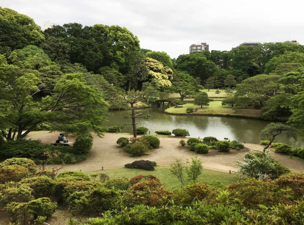 Vista general del jardín japonés de Rikugi-en