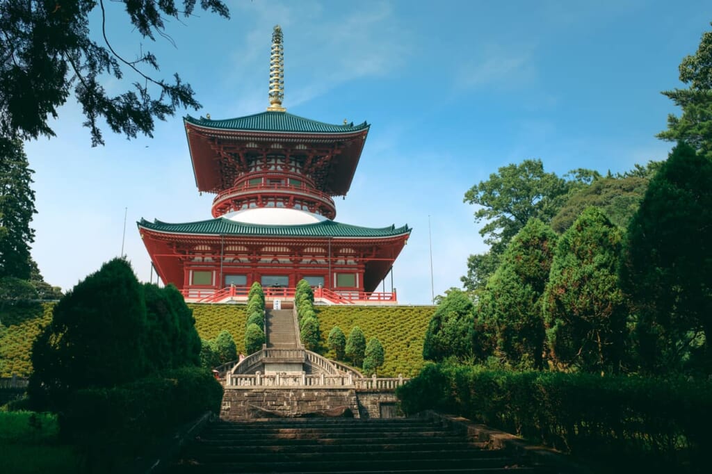 Una increible pagoda en este jardín japonés