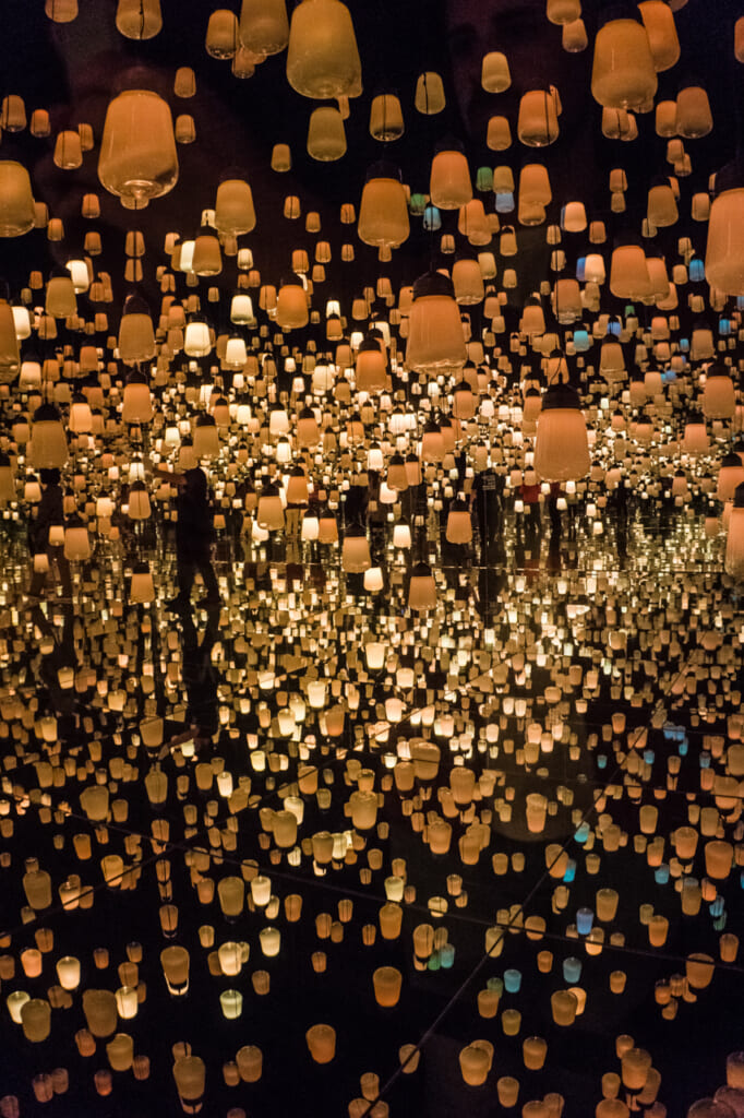 la famosa sala de forest of lamps - teamLab borderless