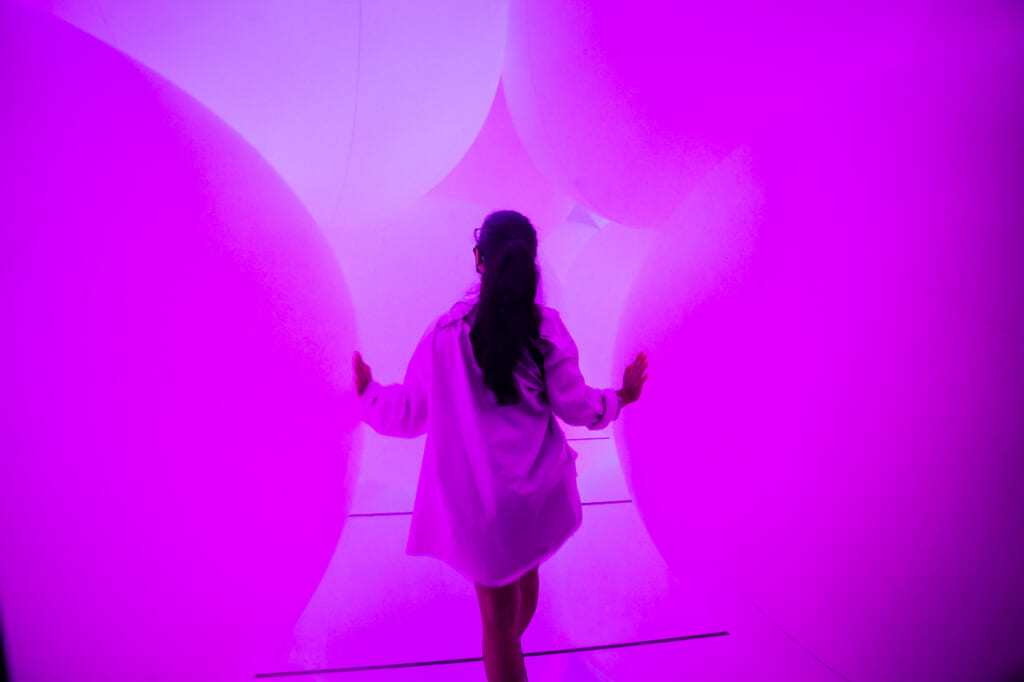 caminando entre esferas de luz en teamLab Planets