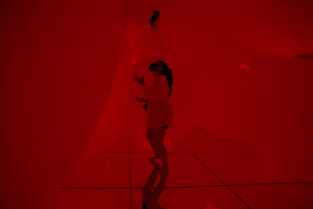 Jugando con las esferas completamente rojas