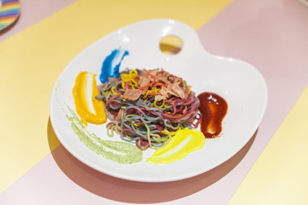 Uno de los platos más conocidos del Kawaii Monster Cafe en Harajuku: Colorful Rainbow Pasta