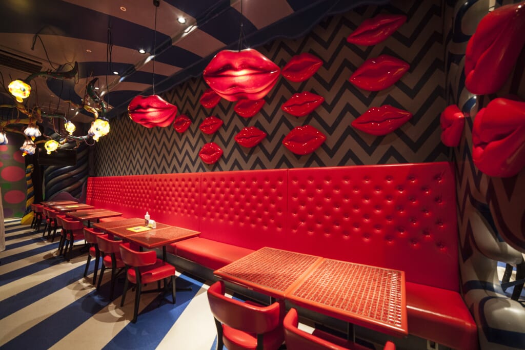 Decoración de labios en el Kawaii Monster Cafe en Harajuku