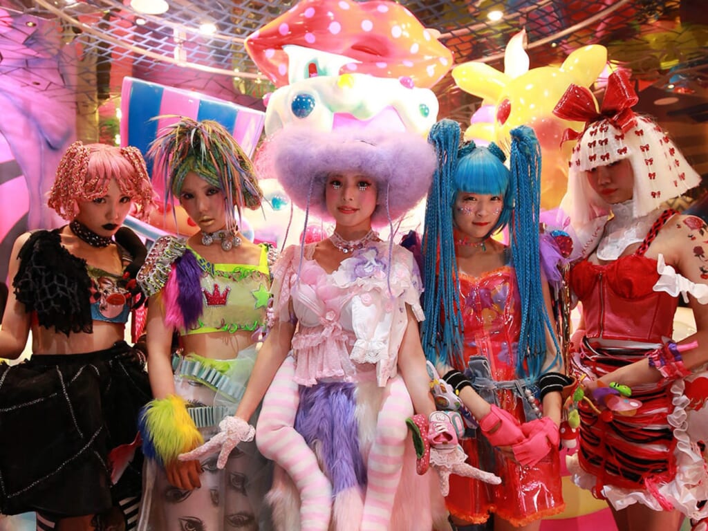 Las cinco Monster Girls en el Kawaii Monster Café en Harajuku