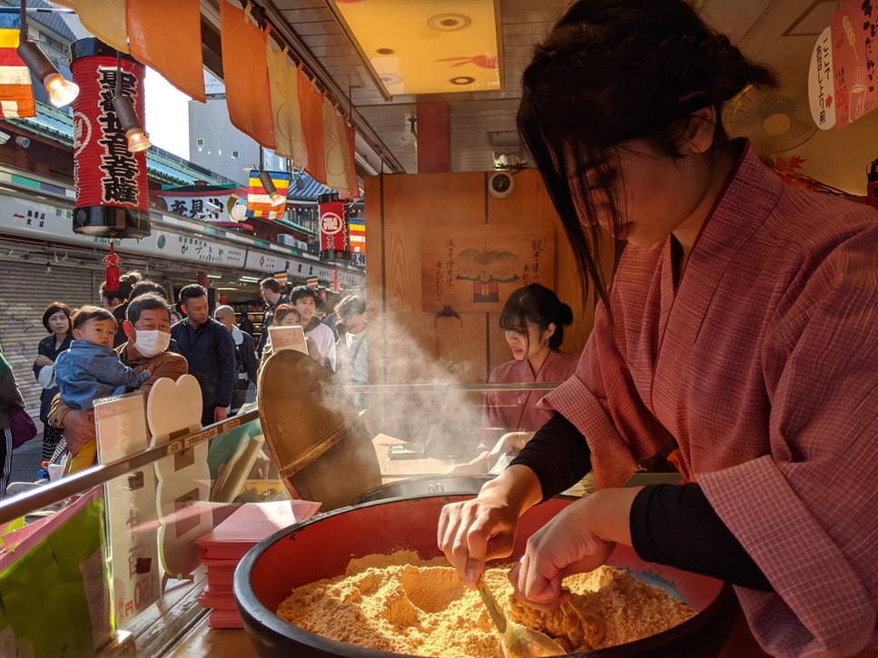 Una chica elaborando dulces en Asakusa, Tokio