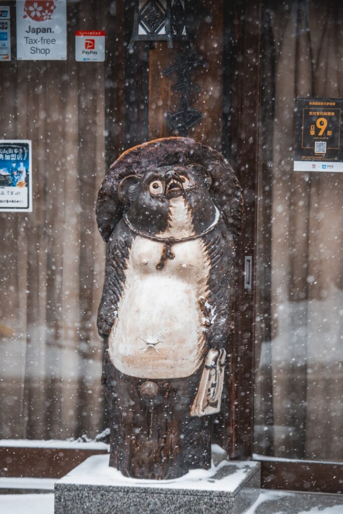 figura de tanuki en la puerta de un restaurante de japon