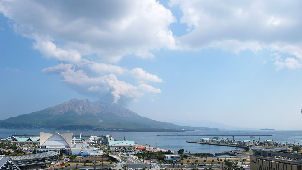 sakurajima, uno de los volcanes en Japón activos, en plena erupción