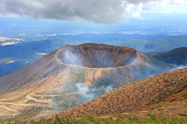 Uno de los volcanes en Japón con su enorme cráter