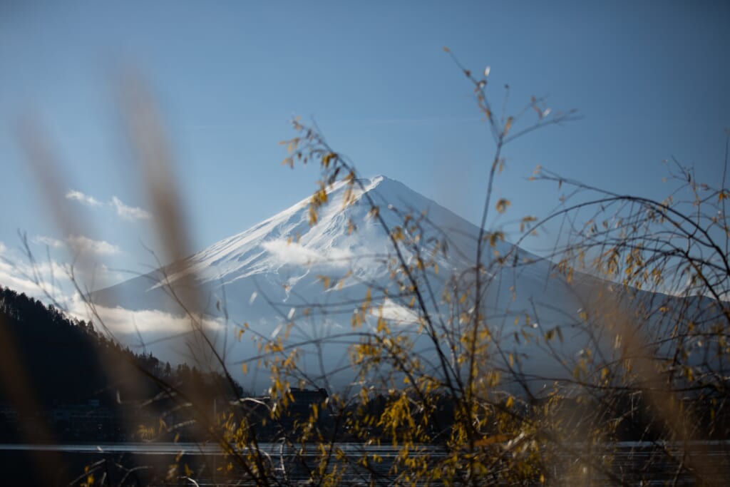 El Monte Fuji, uno de los volcanes en Japón, nevado