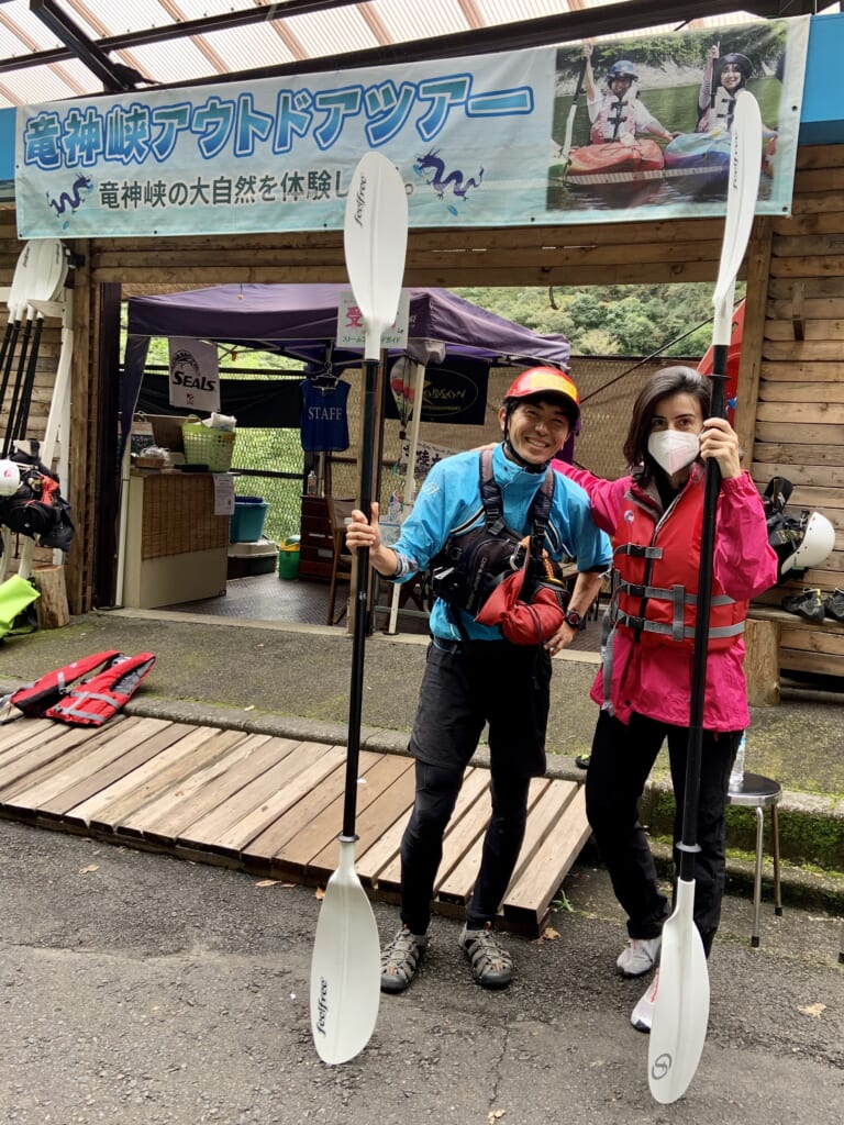 Maite y su instructor antes de empezar a hacer kayak