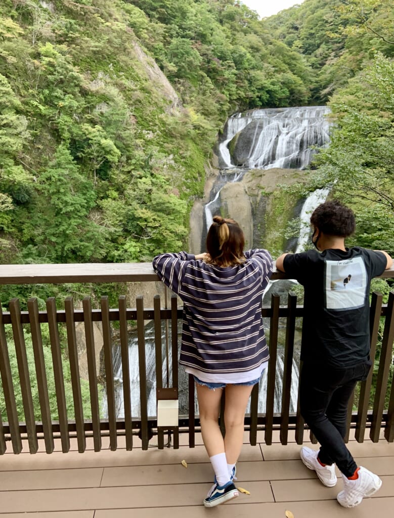 Personas mirando las cataratas de Fukuroda 