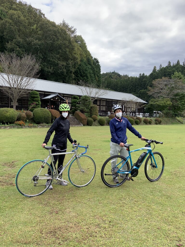 Maite con su instructor con bicicleta