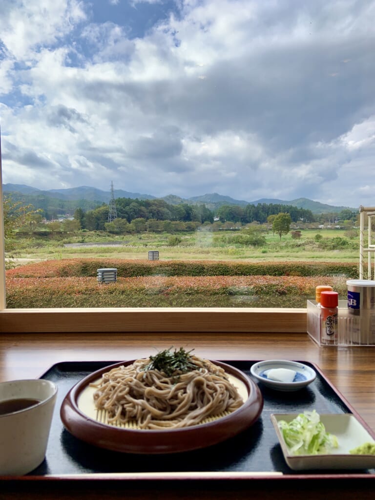 Comiendo soba con un paisaje impresionante