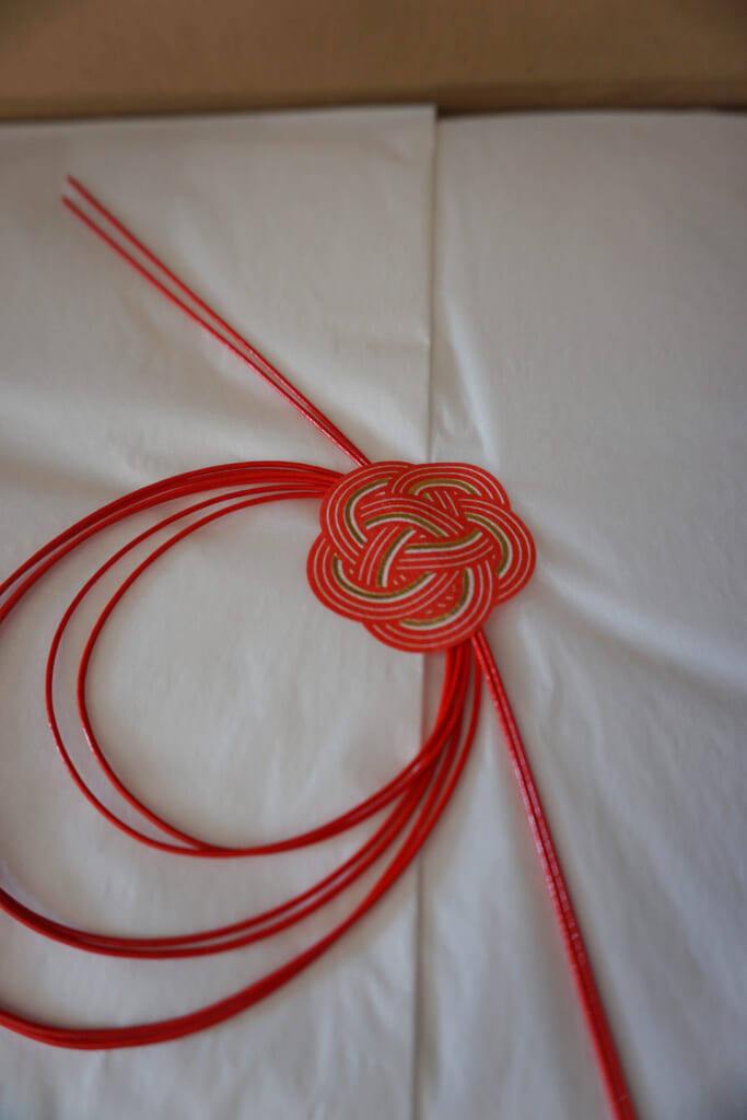 El lazo en forma de flor de ciruelo del paquete de Peko Peko Box