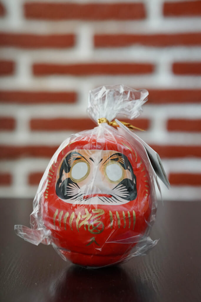 el daruma con su envoltorio