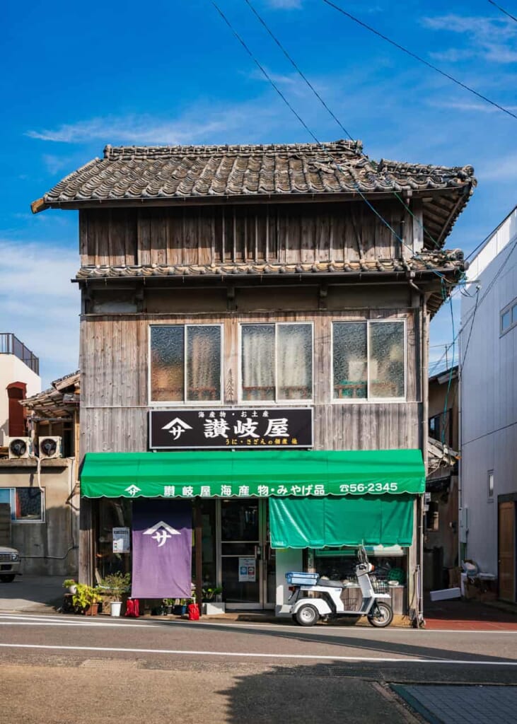 Un edificio antiguo en la isla Ojika
