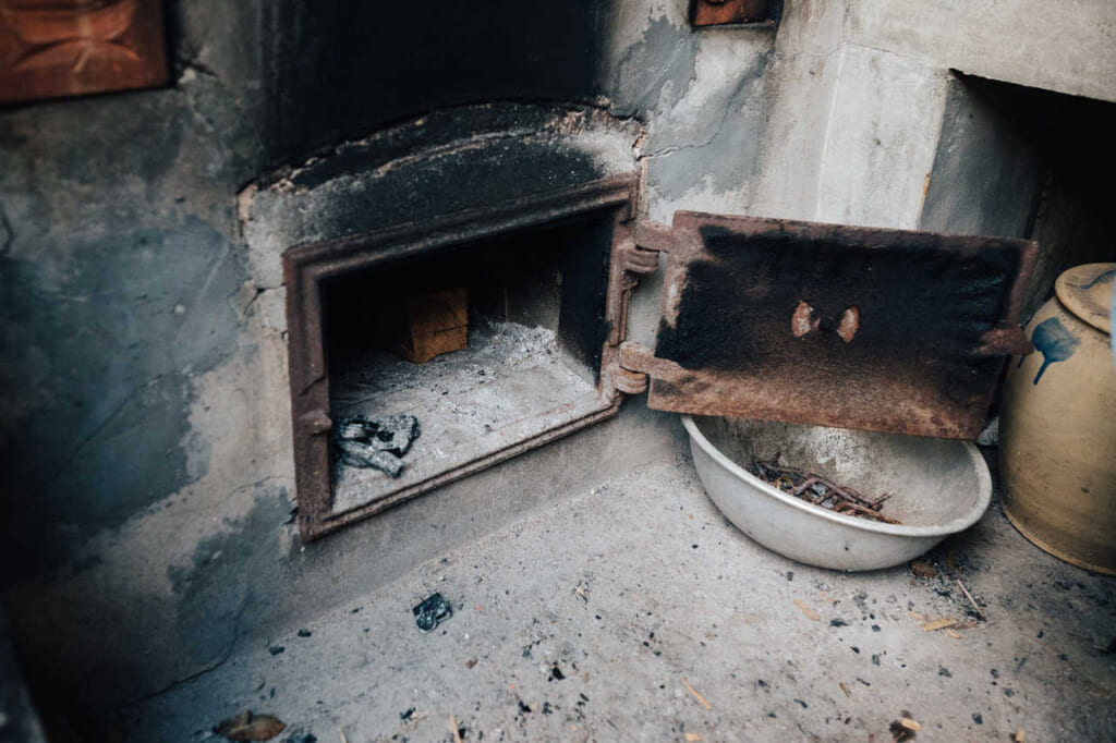 El horno donde se pone la leña para calendar el ofuro