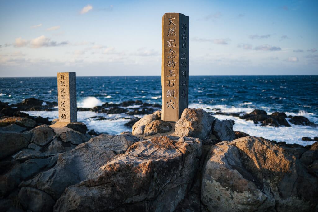 Tumbas japonesas frente al mar en la isla de Ojika