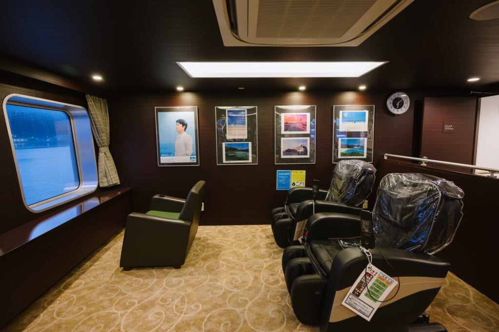 El interior del ferry nocturno, con unos buenos sillones