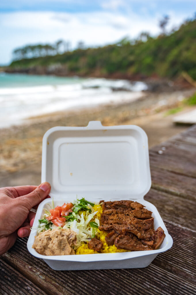 Comida variada en la playa de la isla de Ojika