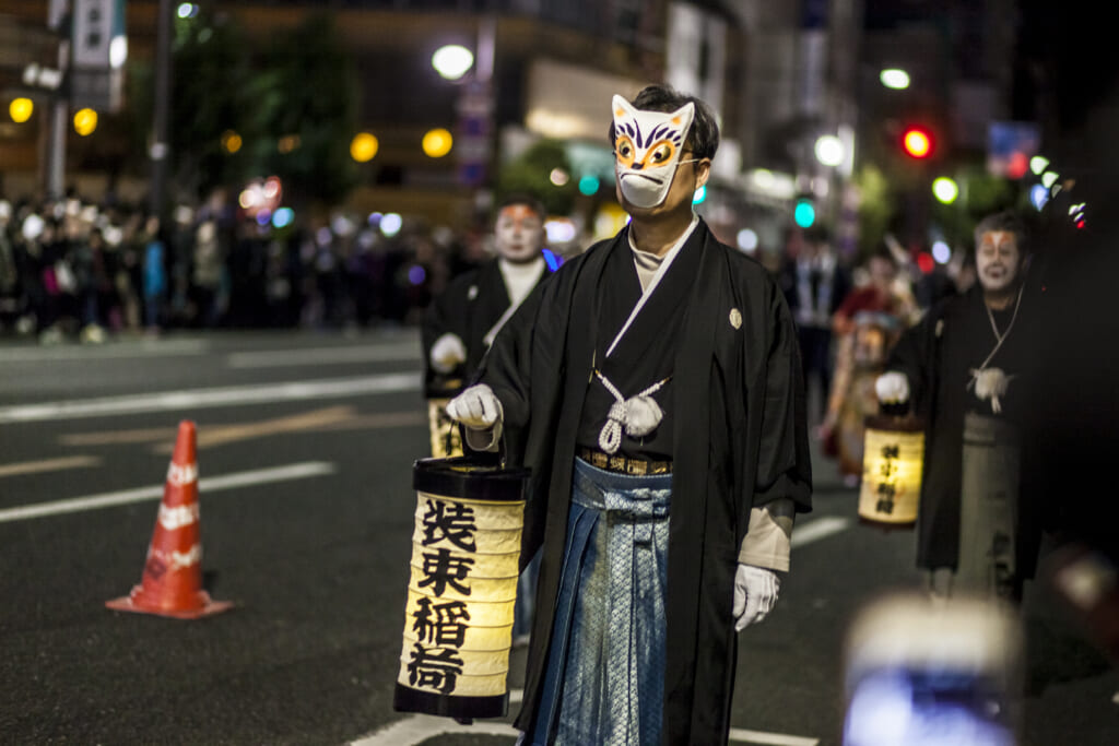 zorros llevando linternas
