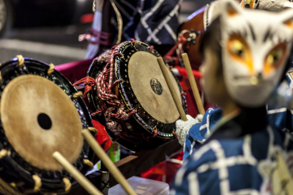 pequeños zorros tocando tambores