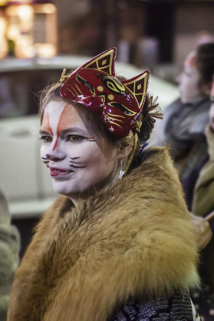 participante con máscara de zorro