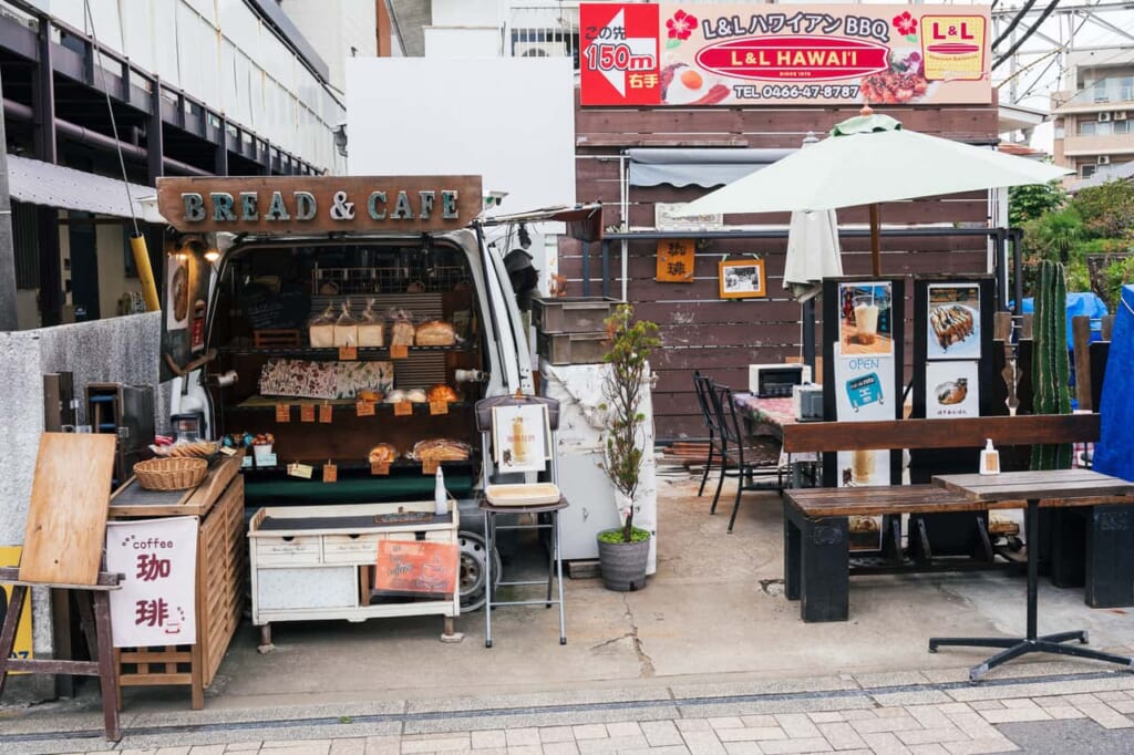 Un ambiente surfero antes de llegar a la isla de Enoshima