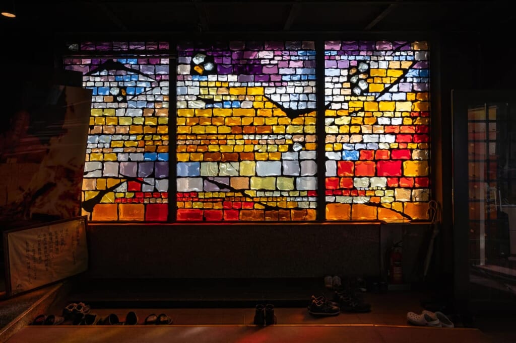 una vidriera colorida en el interior del templo