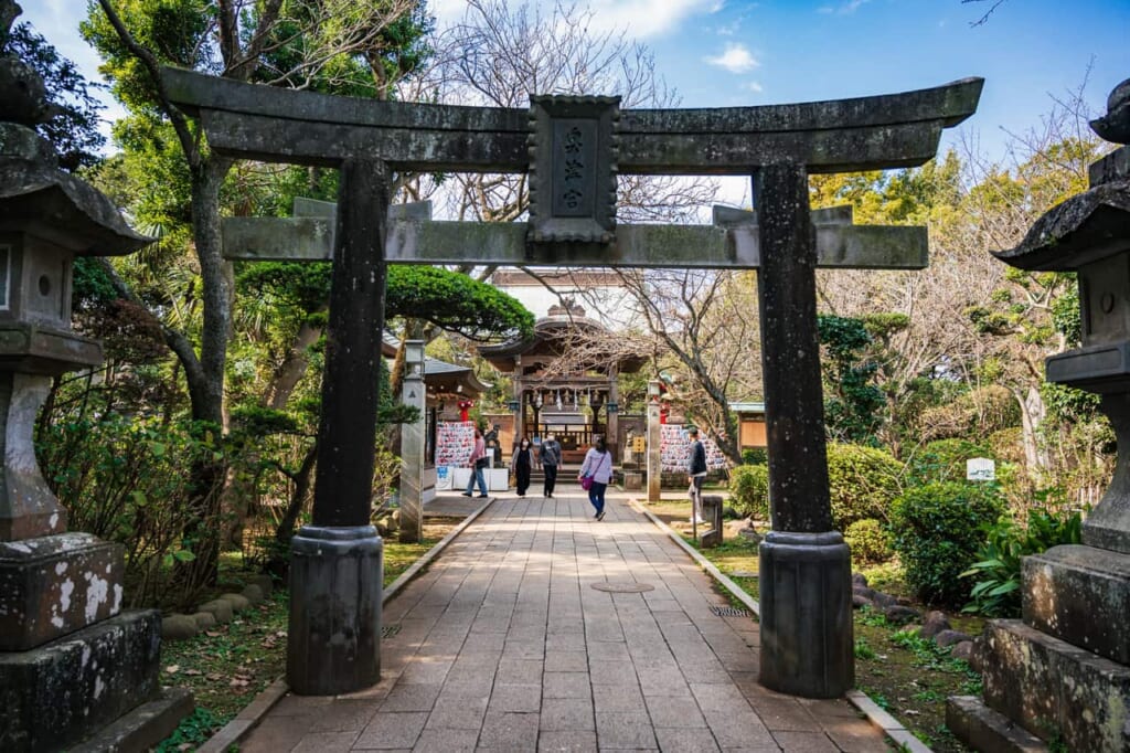 Un torii en la entrada del templo Okutsumiya