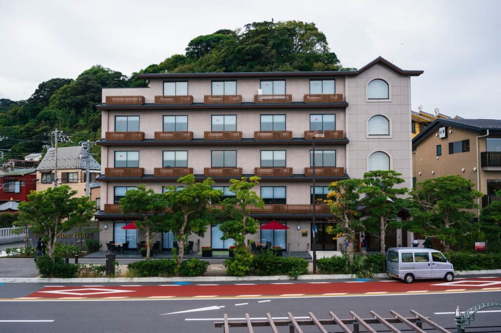 La fachada exterior del Enoshima Hotel