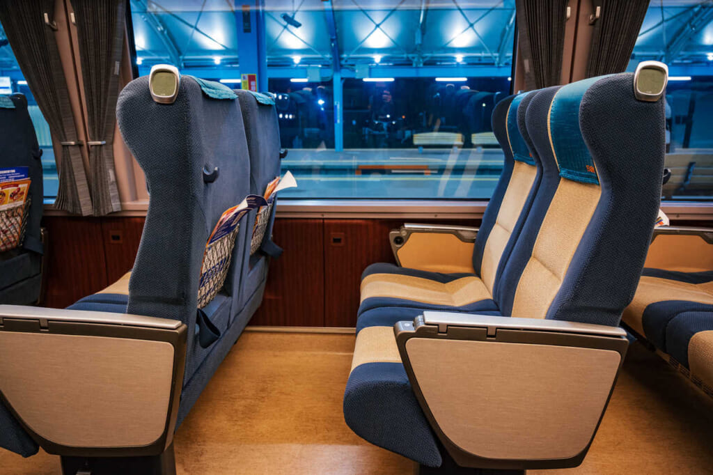 Los asientos en el interior del tren