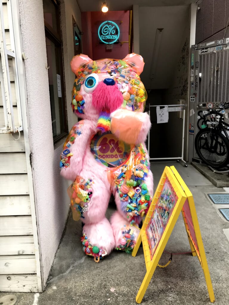 Entrada de 6%Dokidoki, un tipo de Kawaii en Harajuku
