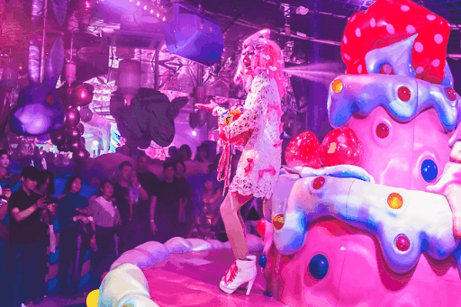 Espectáculo nocturno en Kawaii Monster Cafe, espacio Kawaii de Harajuku