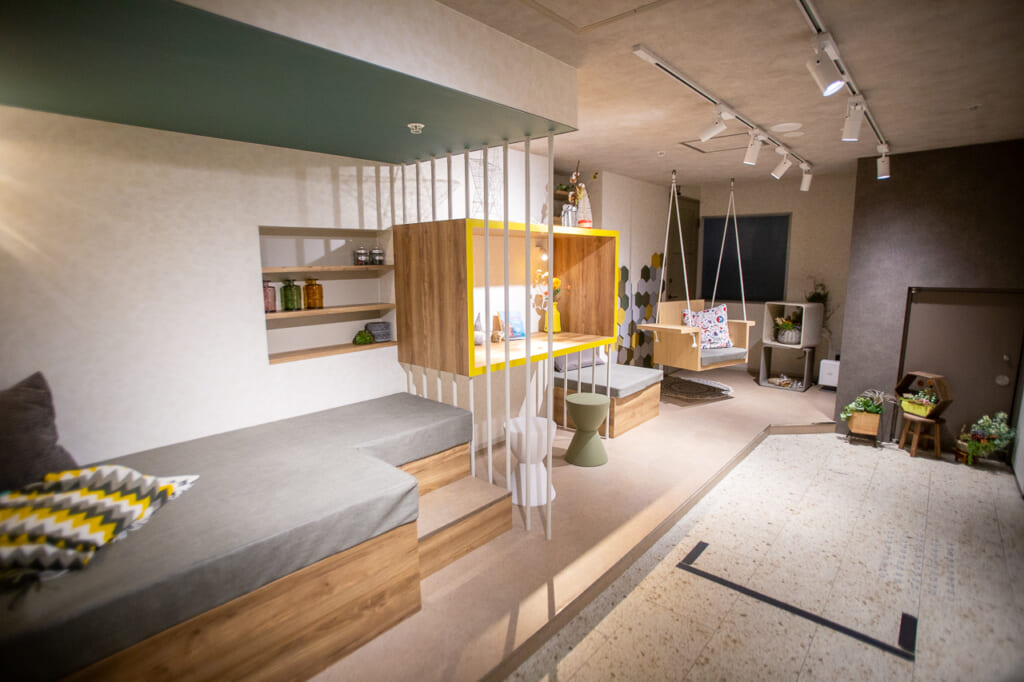 zona publica llena de sillones para leer