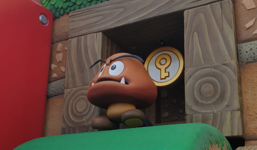 Un goomba asomándose en USJ