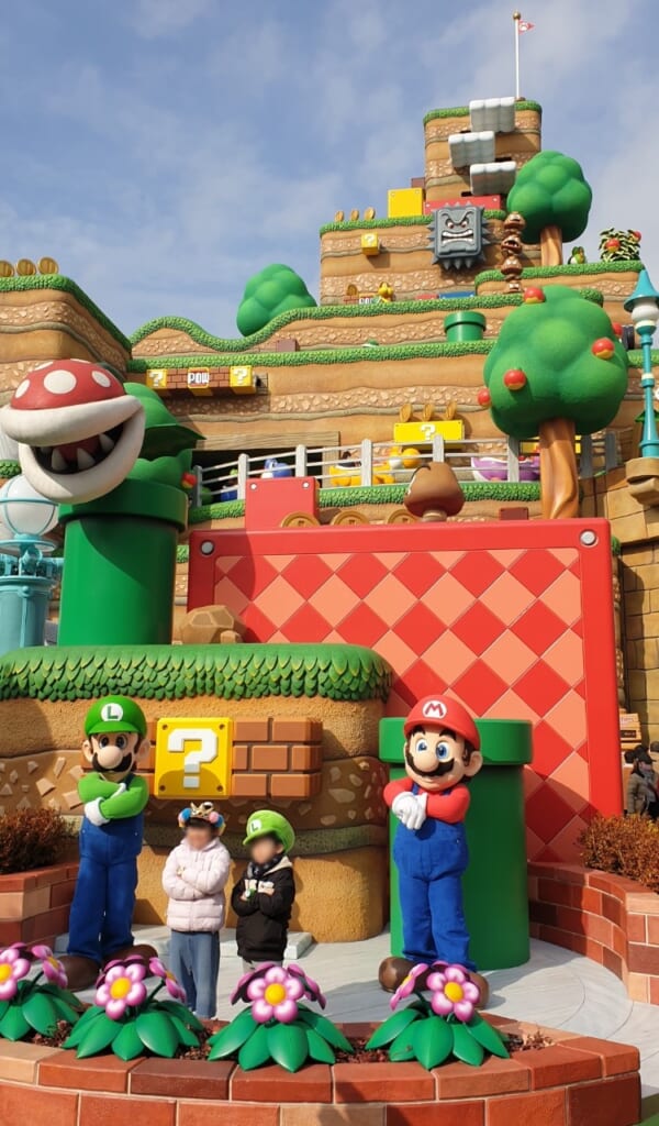 Mario y Yoshi posando con unos niños
