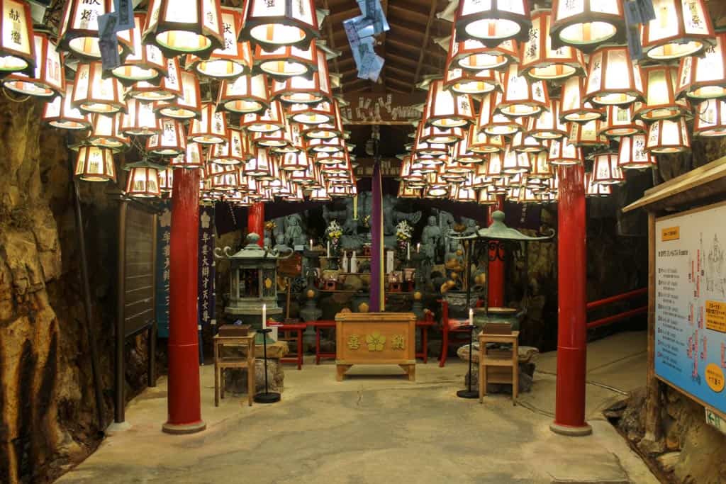 templo budista dentro de la cueva Sandanbeki 