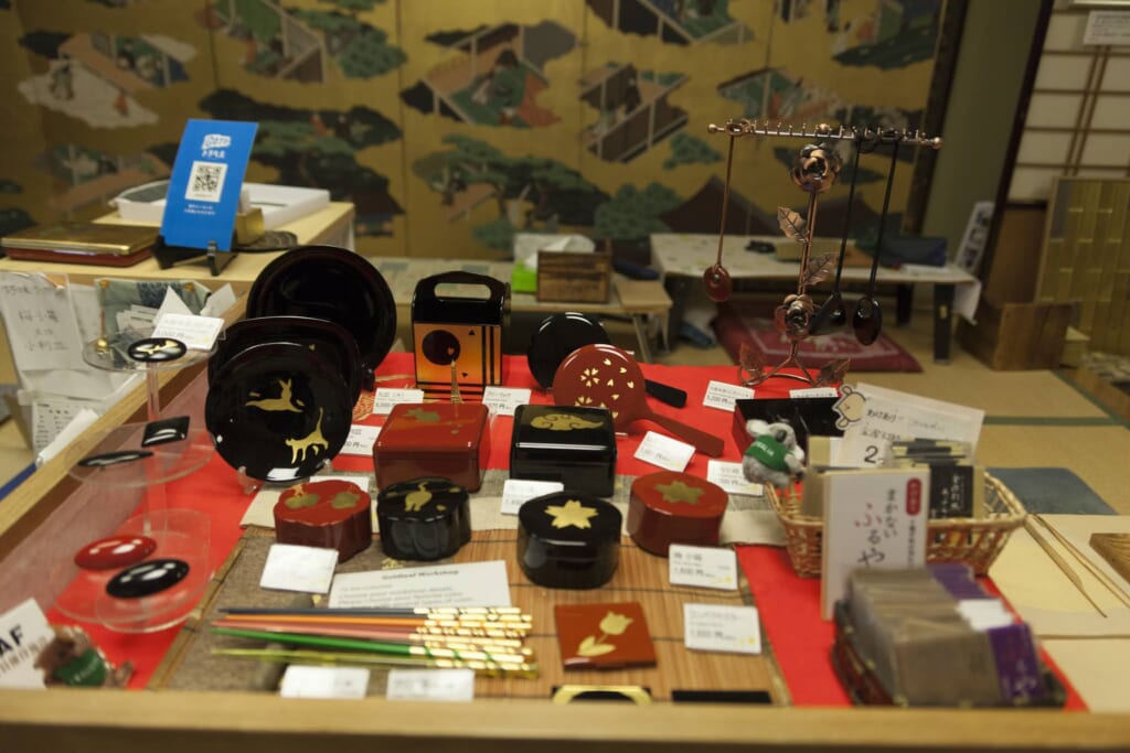 selección de artículos para el taller de pan de oro