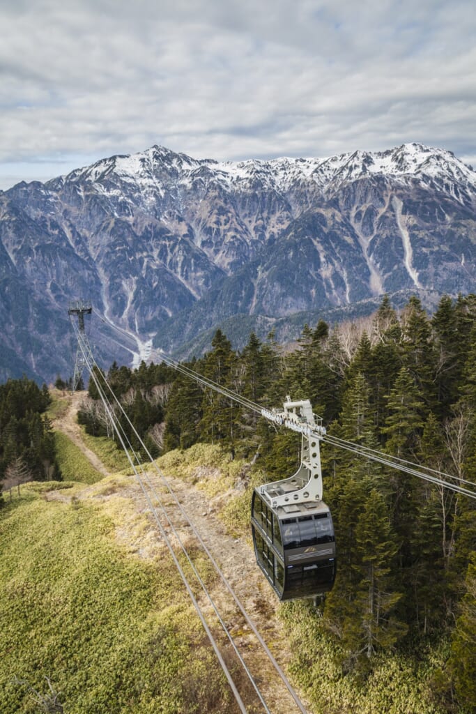 Ascenso en teleférico, donde llegué con el Hokuriku Arch Pass