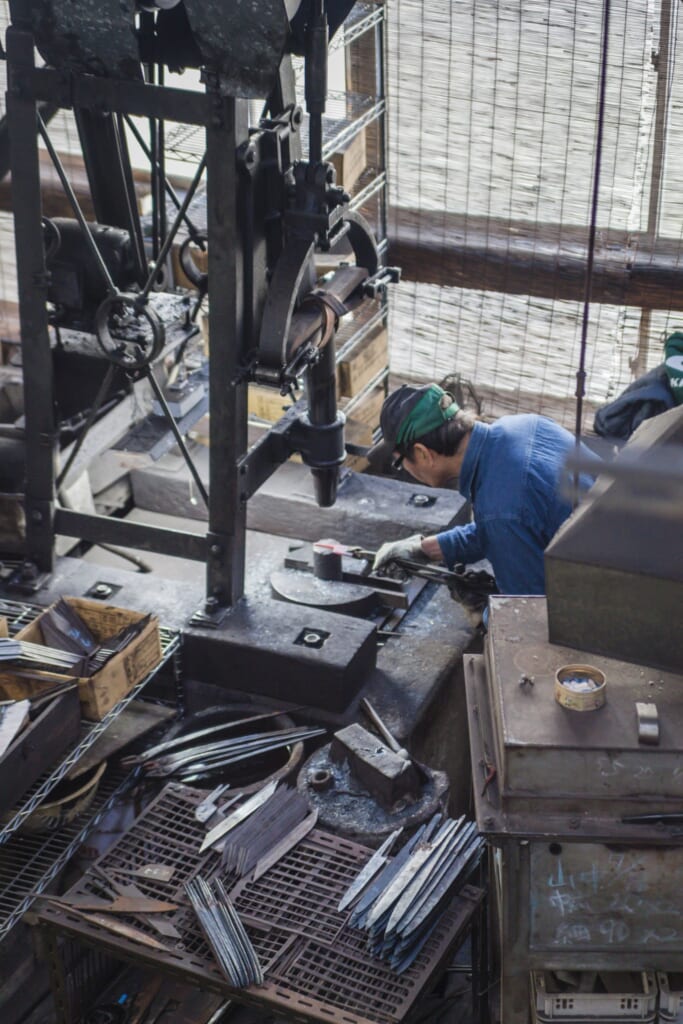 Artesanos de cuchillos japoneses trabajando