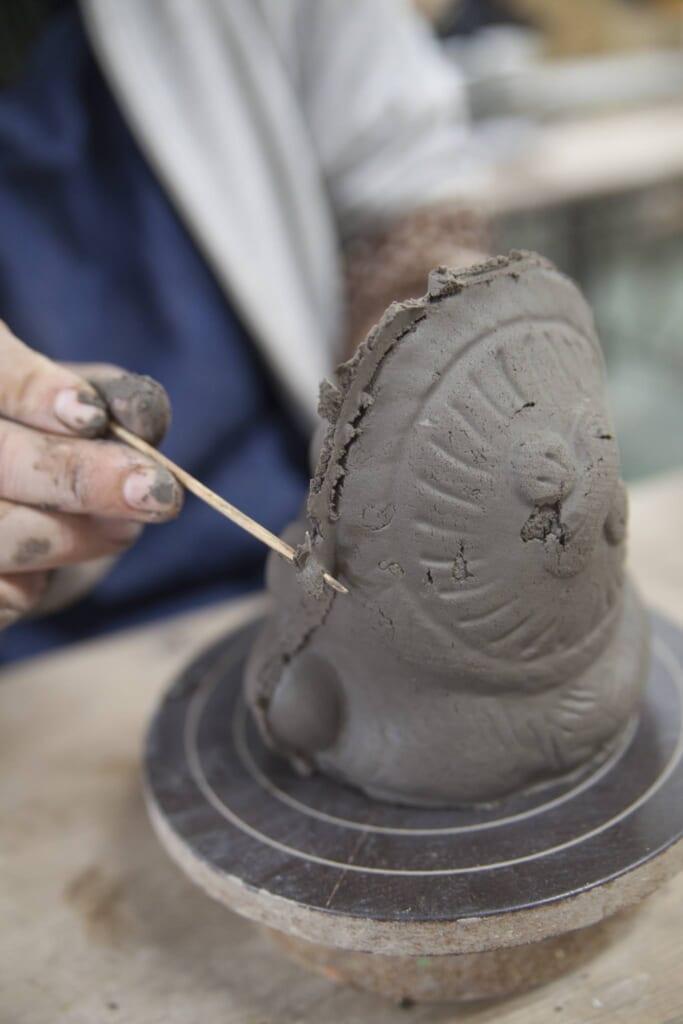 Fijación de los bordes del tanuki después de desmoldarlo