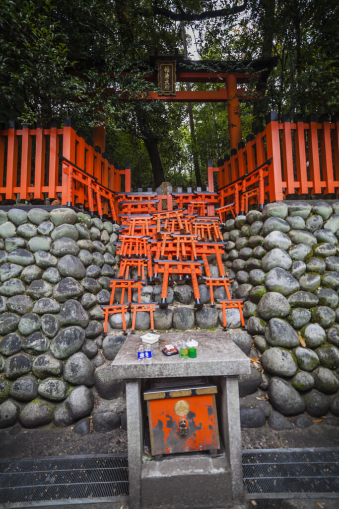 Pequeñas ofrendas en forma de puertas torii